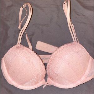 Gilly Hicks Super Push Up Plunge 32A